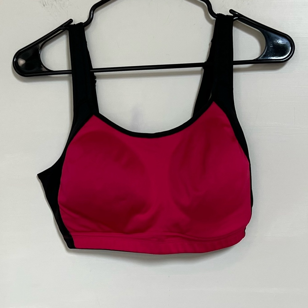 Hanoi on sports bra with adjustable straps. 38DD